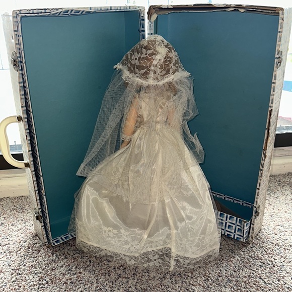 Vintage 1950’s doll with wedding dress, trunk, and lot of clothes - Picture 3 of 5